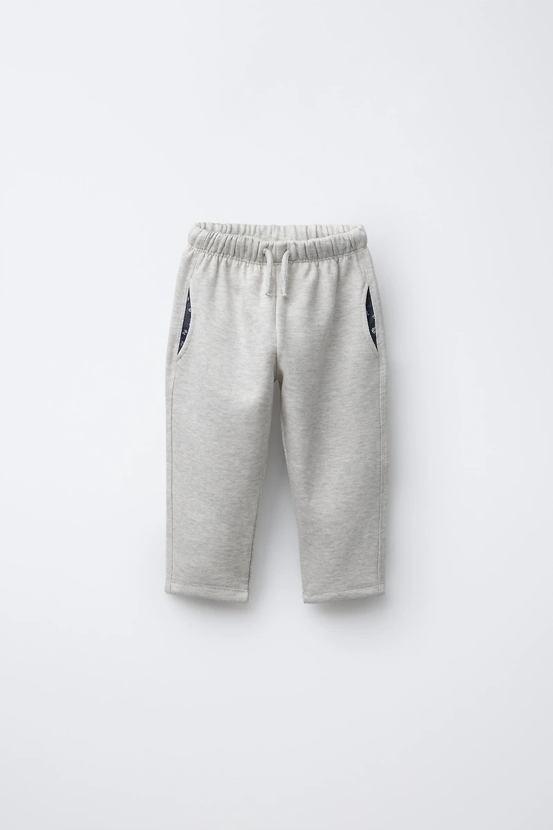 PANTALON MOLLETON À POCHES IMPRIMÉ