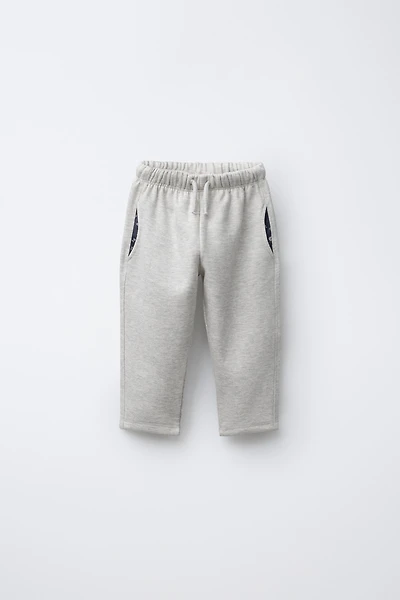 PANTALON MOLLETON À POCHES IMPRIMÉ