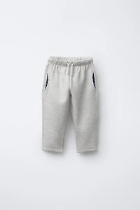 PANTALON MOLLETON À POCHES IMPRIMÉ
