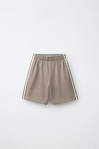 KNIT T-SHIRT AND BERMUDA SHORTS SET WITH SIDE STRIPES