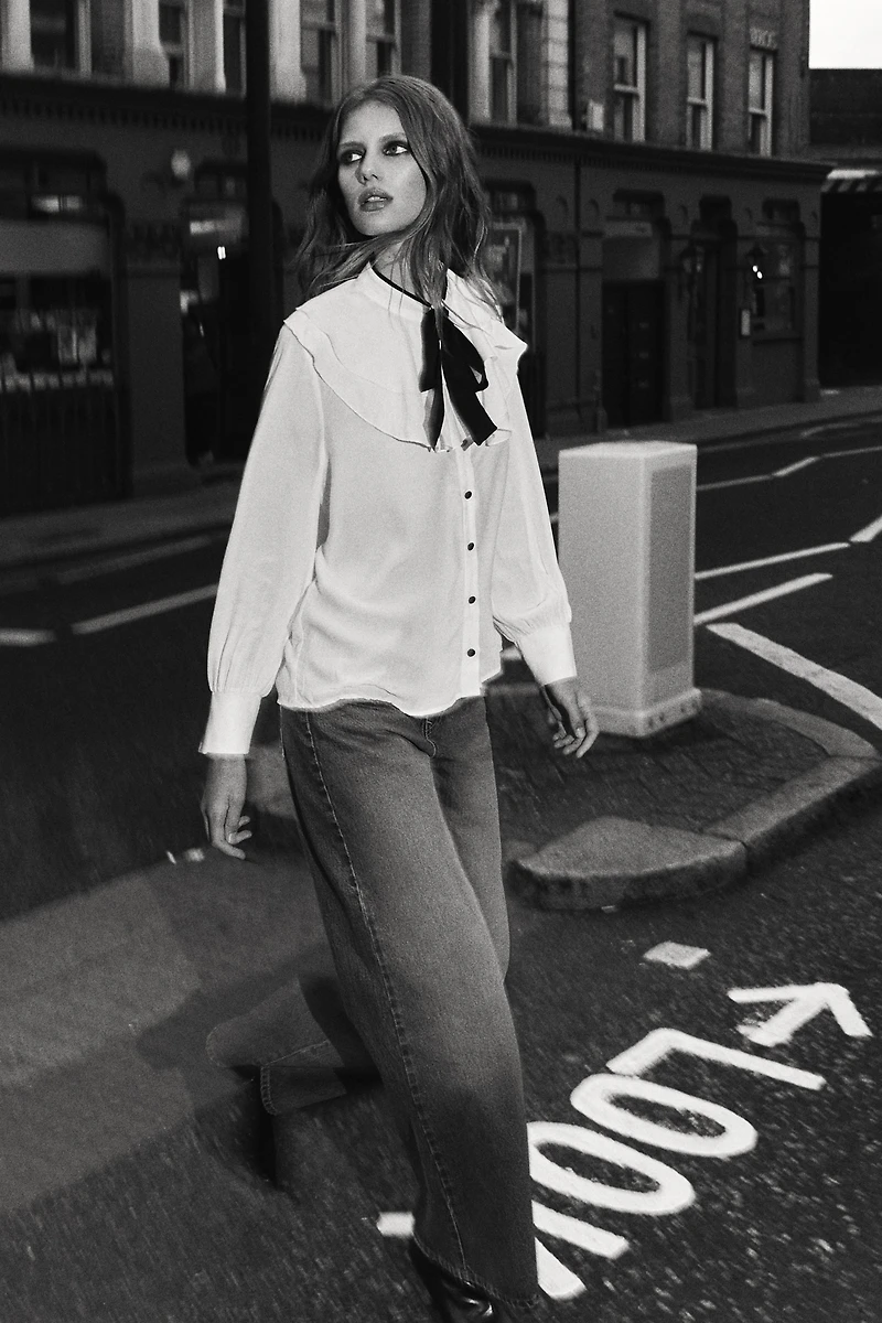 CONTRAST TIE RUFFLE BLOUSE