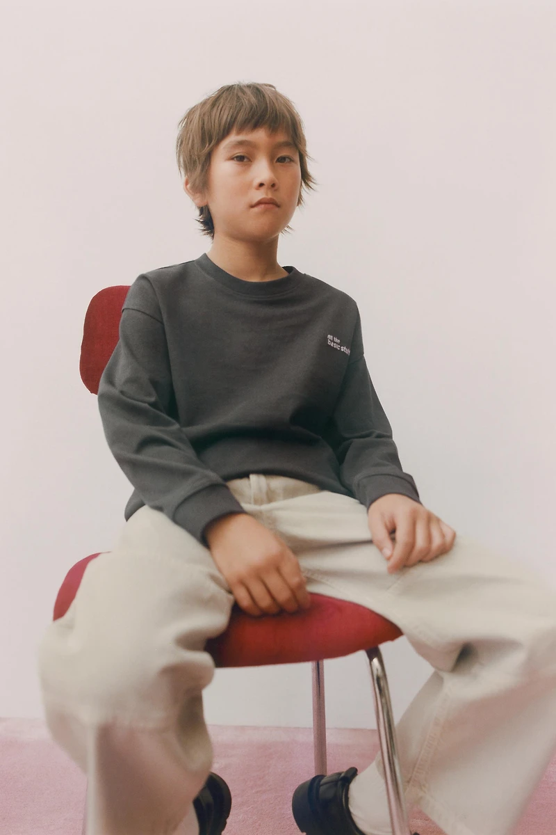 T-SHIRT LOURD À INSCRIPTION BRODÉE