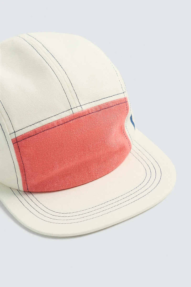 CONTRASTING FLAT BRIM CAP