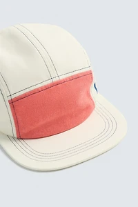 CONTRASTING FLAT BRIM CAP