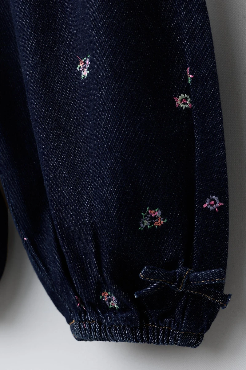 JEANS BOUFFANTS À FLEURS BRODÉES
