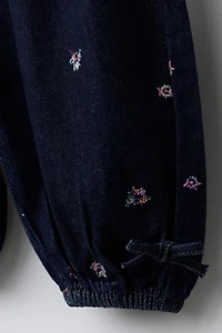 JEANS BOUFFANTS À FLEURS BRODÉES