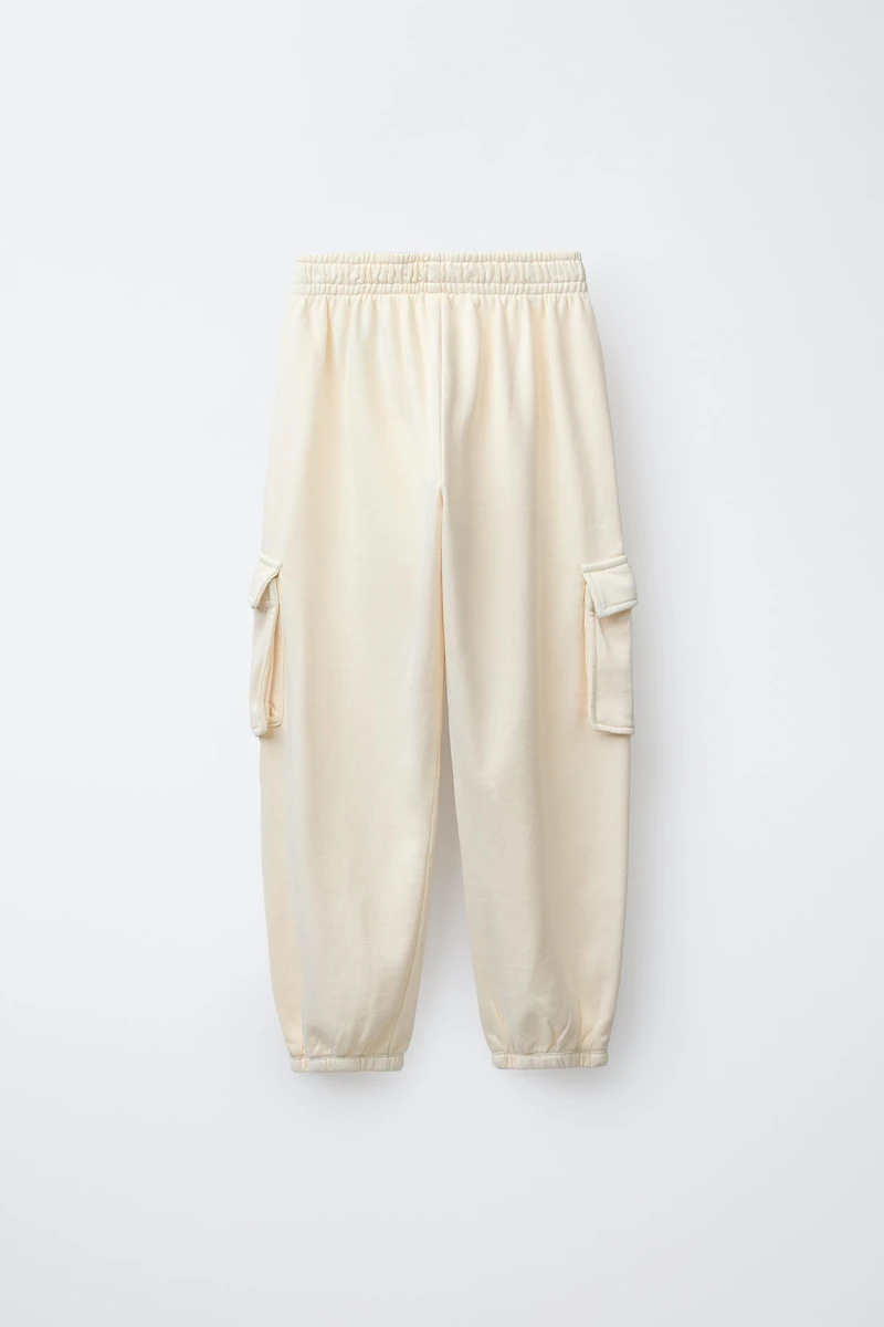 SWEATSHIRT AND CARGO JOGGER SET WITH RUBBERIZED LABEL