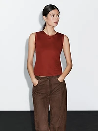 Sleeveless T-shirt with double piping