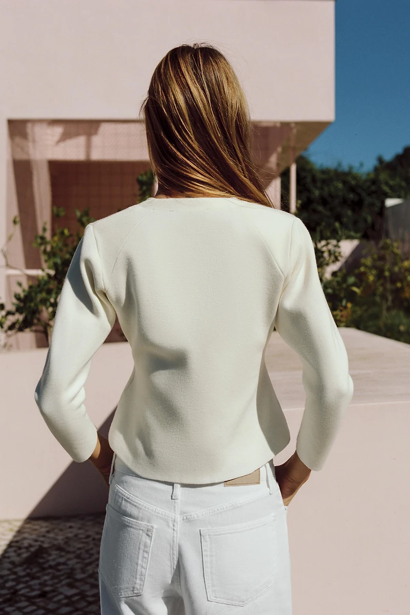 GILET AJUSTÉ EN MAILLE AVEC ÉPAULETTES