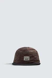 CASQUETTE À VISIÈRE PLATE AVEC PIÈCE