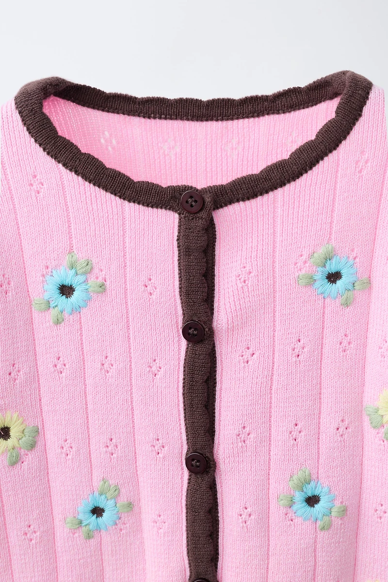 EMBROIDERED FLORAL CONTRAST KNIT TOP