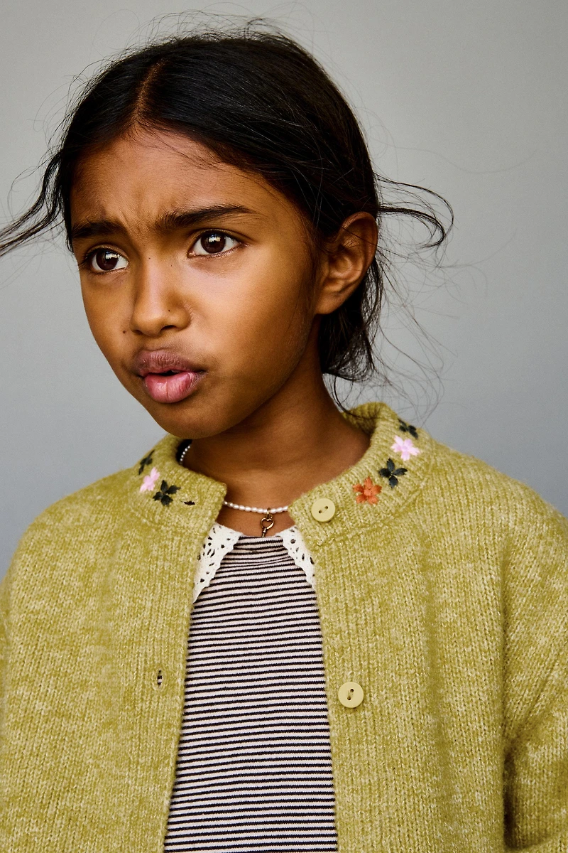 GILET EN MAILLE À FLEURS BRODÉES