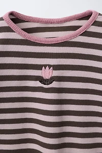 T-SHIRT À RAYURES BRILLANTES BRODÉ