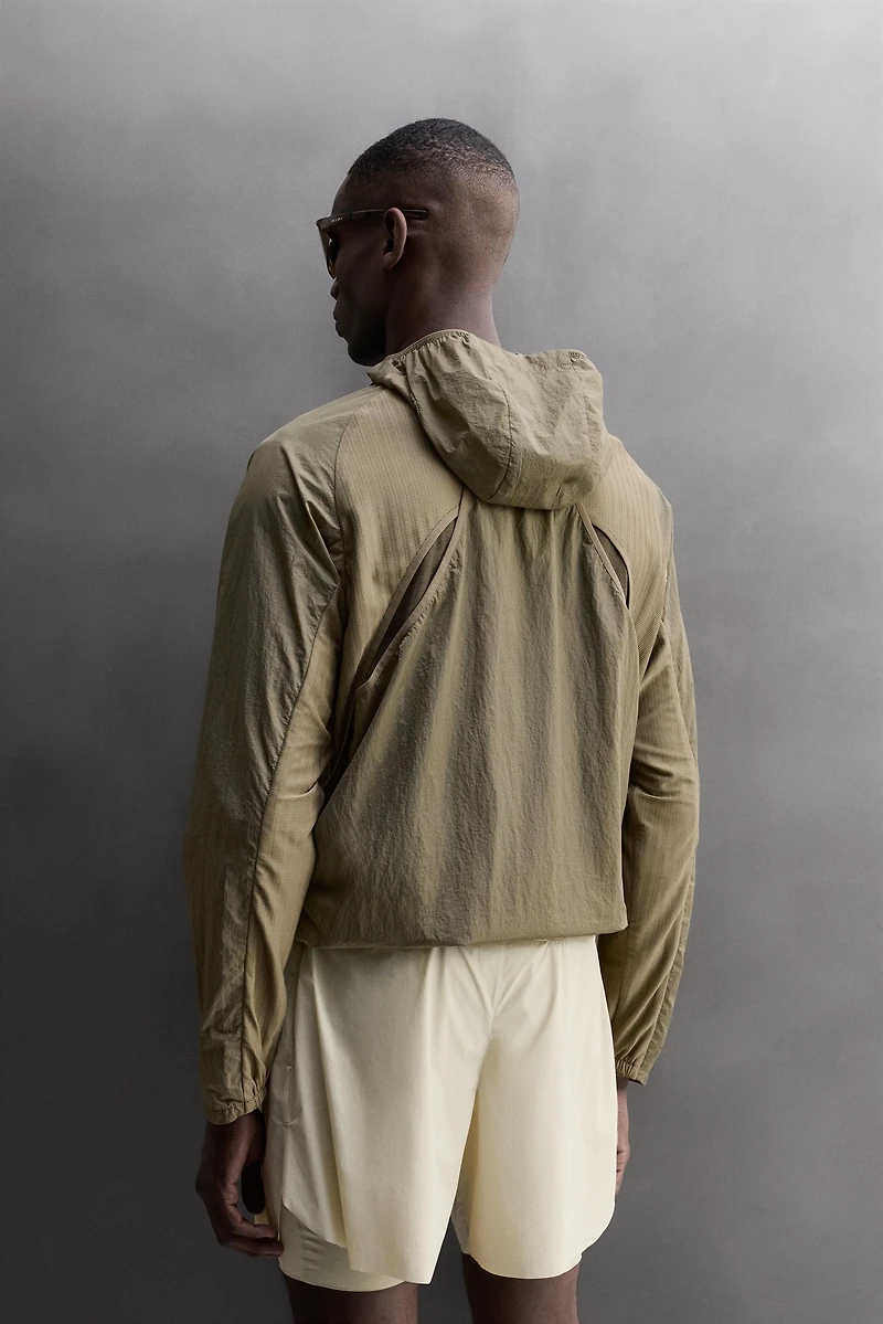 RUNNING WIND BREAKER WITH VENTS