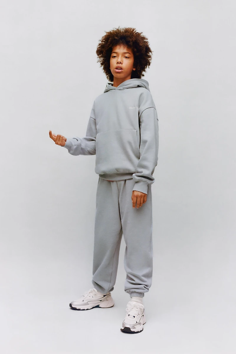 PLUSH SWEATSHIRT AND JOGGER PANTS SET WITH TEXT