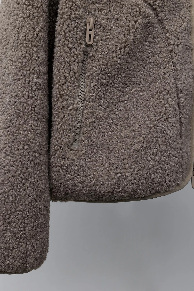 BLOUSON EFFET MOUTON À INSCRIPTION BRODÉE