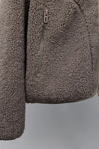 BLOUSON EFFET MOUTON À INSCRIPTION BRODÉE