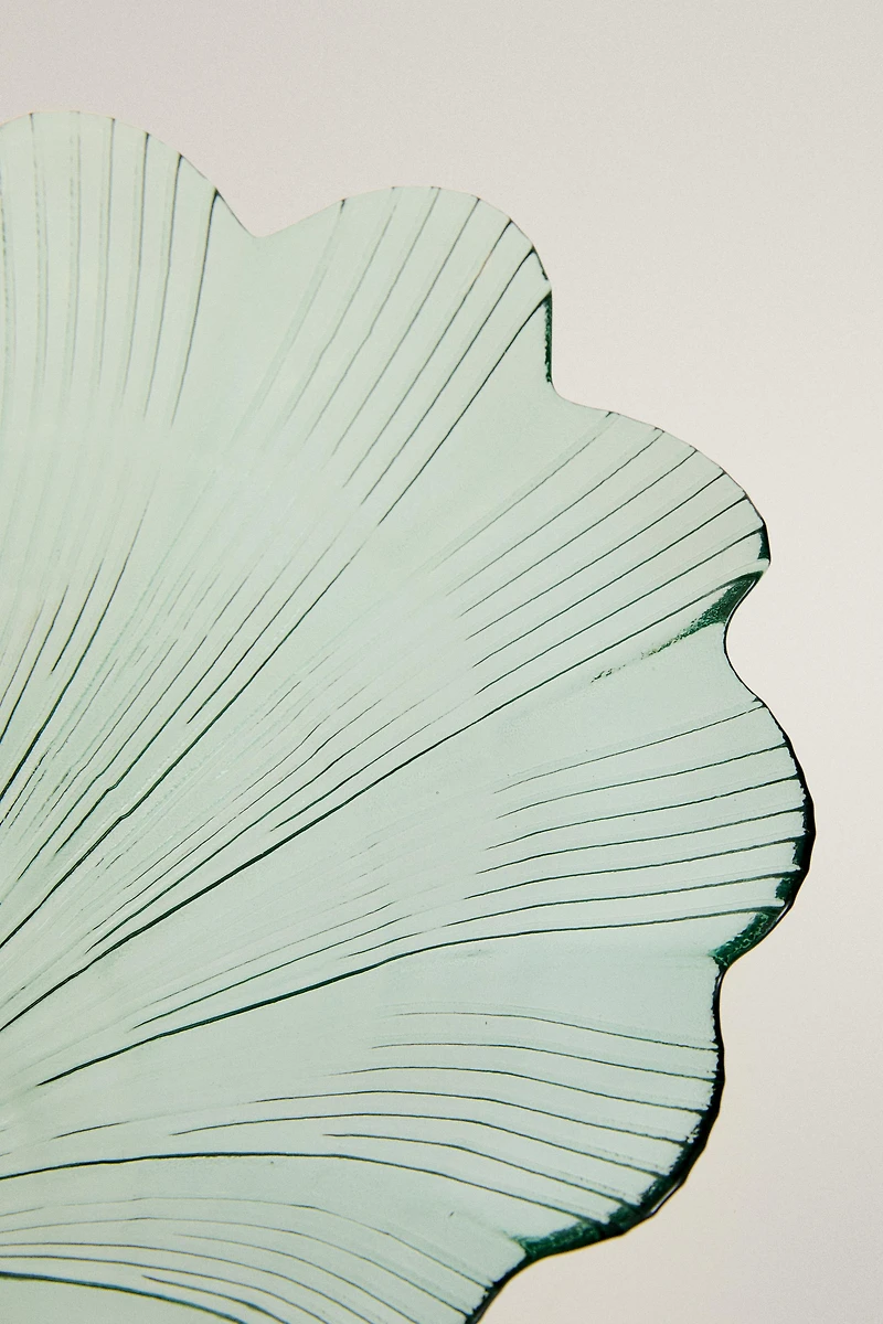 WAVY SHELL GLASS SERVING DISH