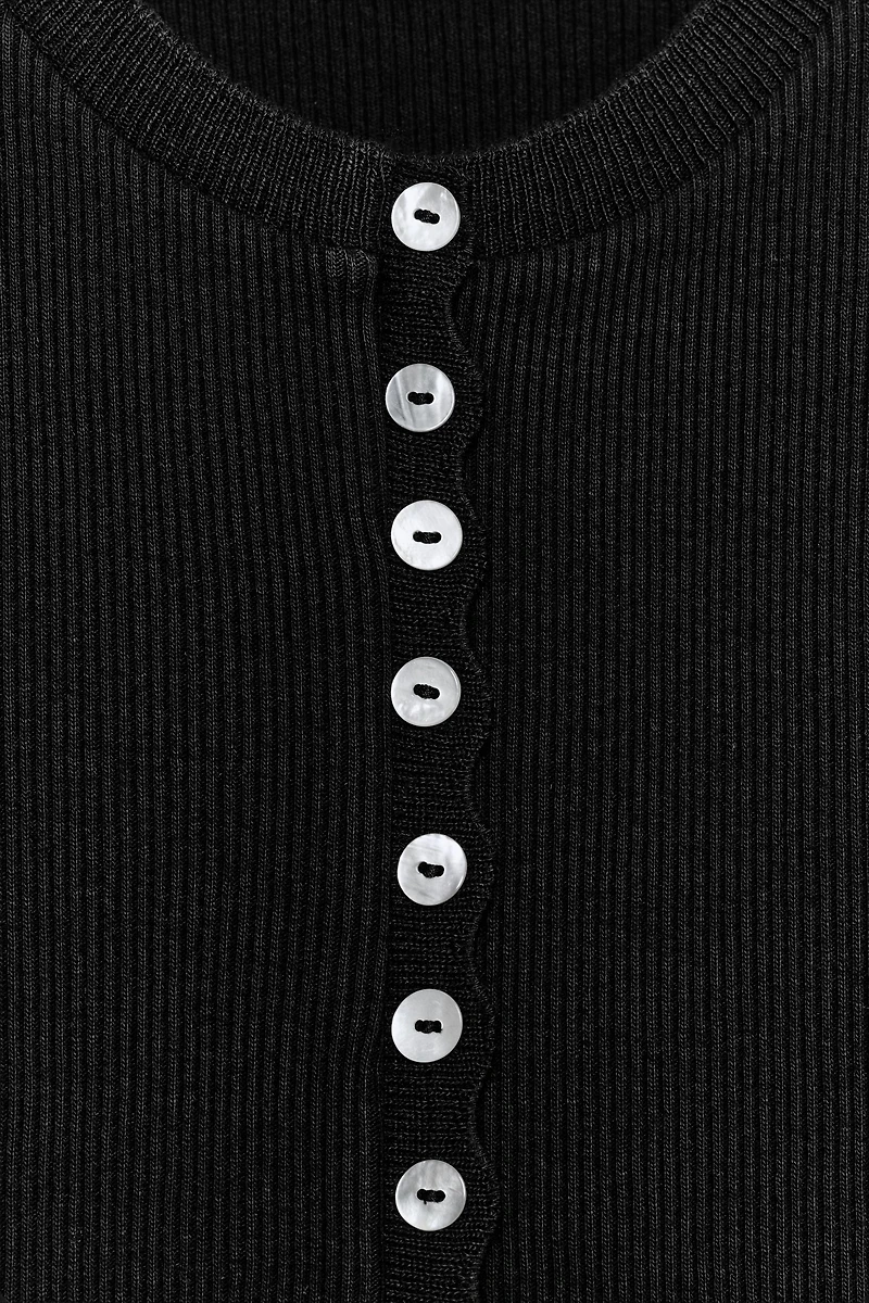 BUTTONED TOP
