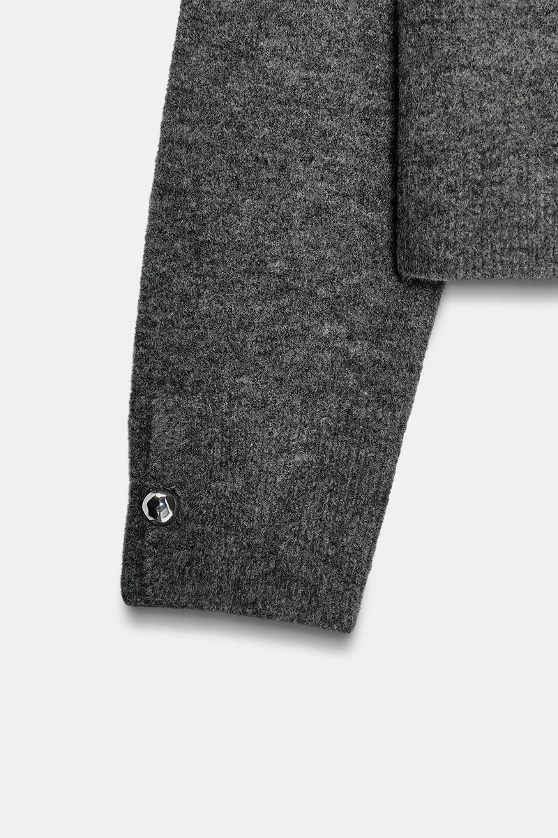 PULL EN MAILLE DOUX À BOUTONS