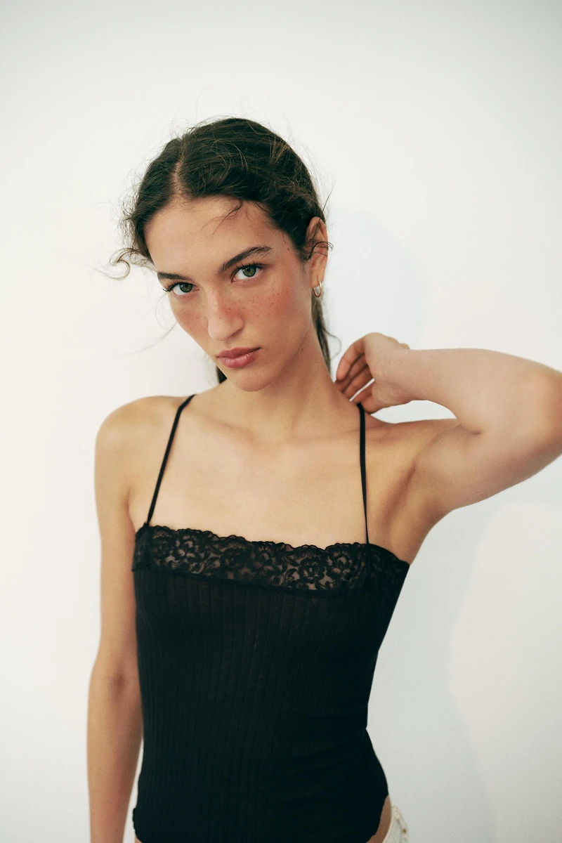 TOP EN DENTELLE À BRETELLES