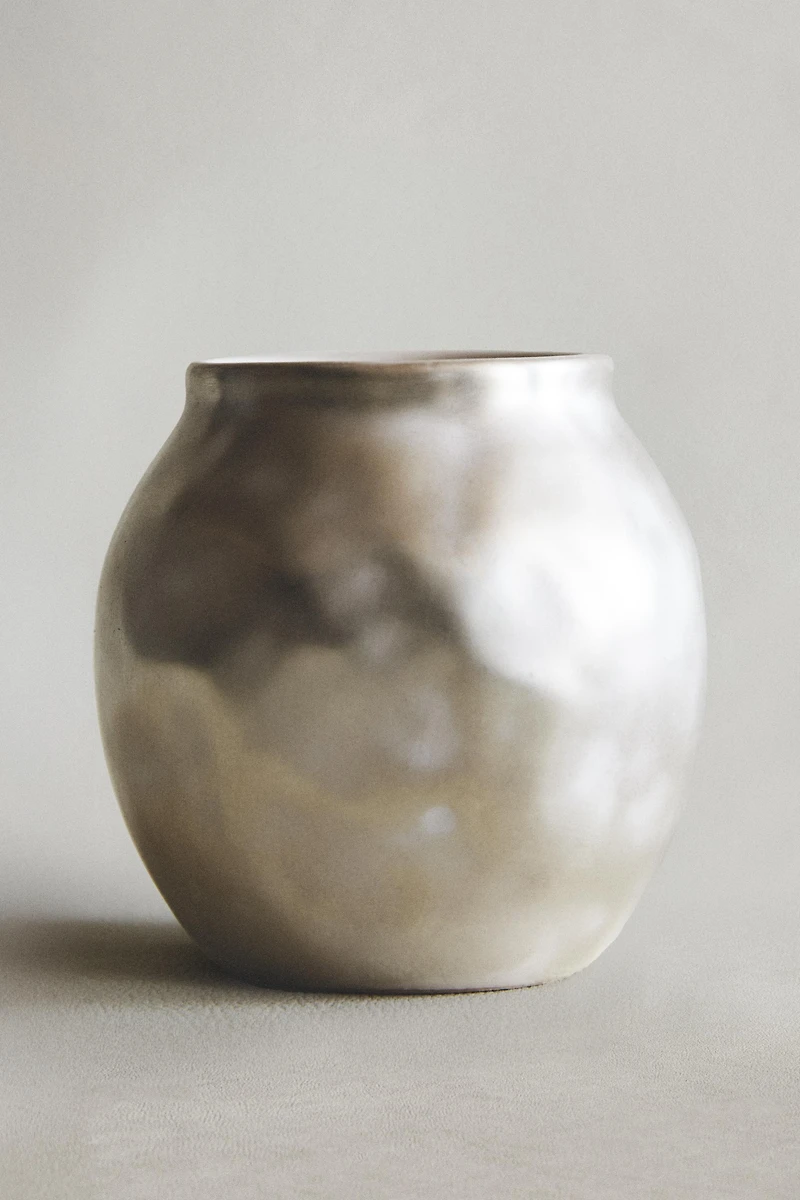 SHINY CERAMIC VASE