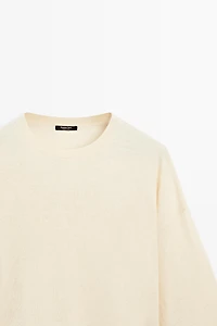 Round neck knit sweater