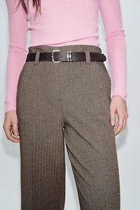 PANTALON À CHEVRONS AVEC CEINTURE