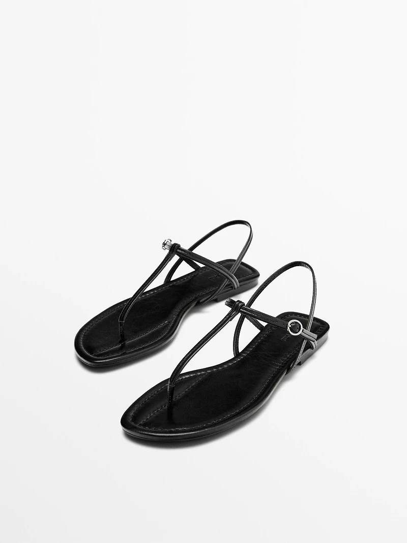 Strappy flat sandals with toe divider