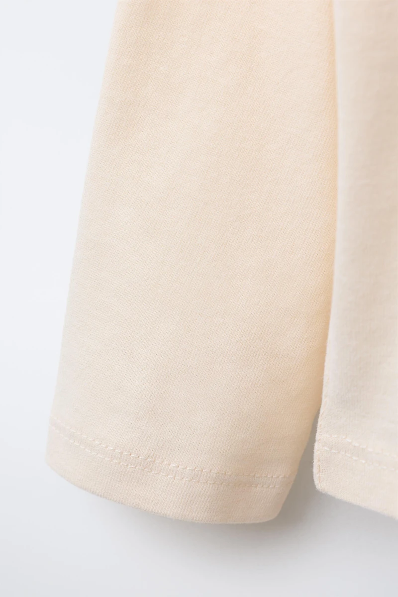 T-SHIRT AVEC INSCRIPTION FLOQUÉE