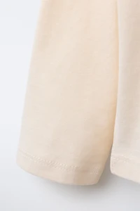 T-SHIRT AVEC INSCRIPTION FLOQUÉE