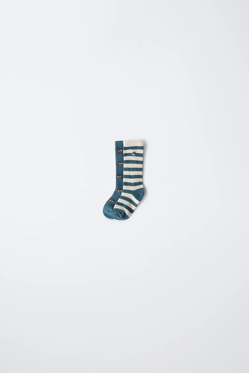 LOT DE DEUX PAIRES CHAUSSETTES RAYÉES AVEC MOTIFS GLANDS ET D'ÉCUREUILS