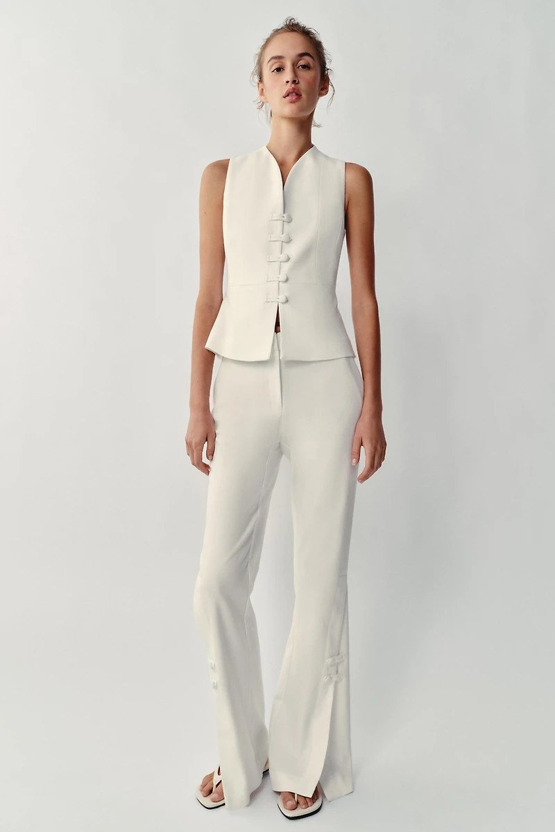 PANTALON À OUVERTURES SUR LE BAS