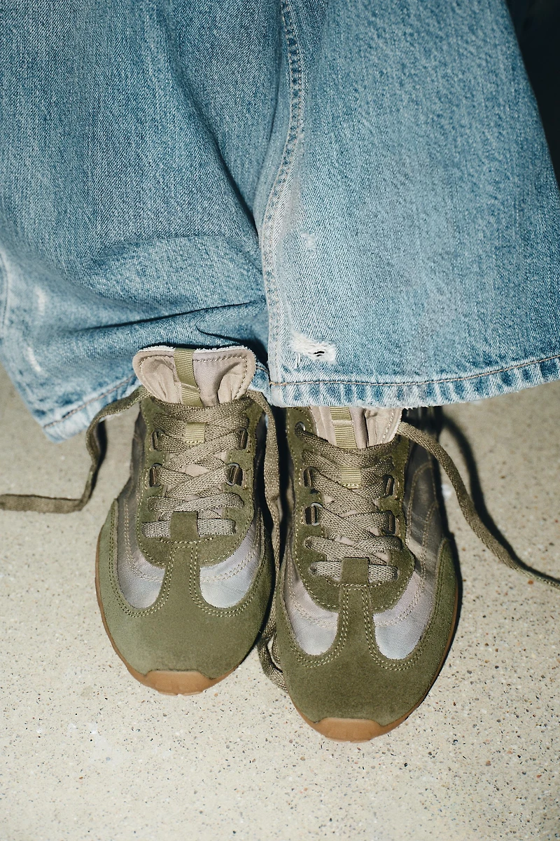 CONTRASTING RUNNING SNEAKERS
