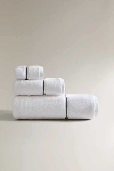 EMBROIDERED TRIM BATH TOWEL