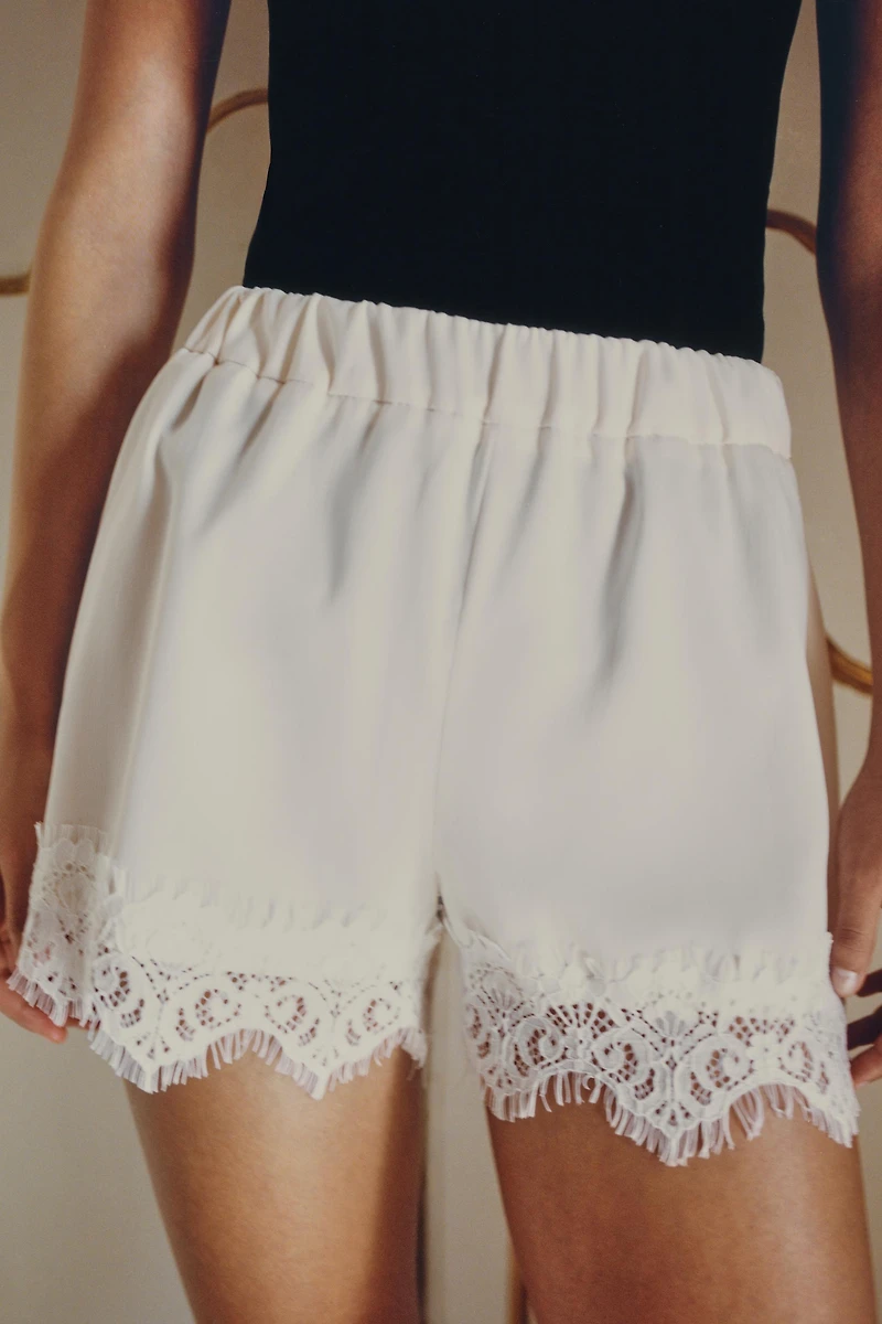 SHORT SATINÉ EN DENTELLE