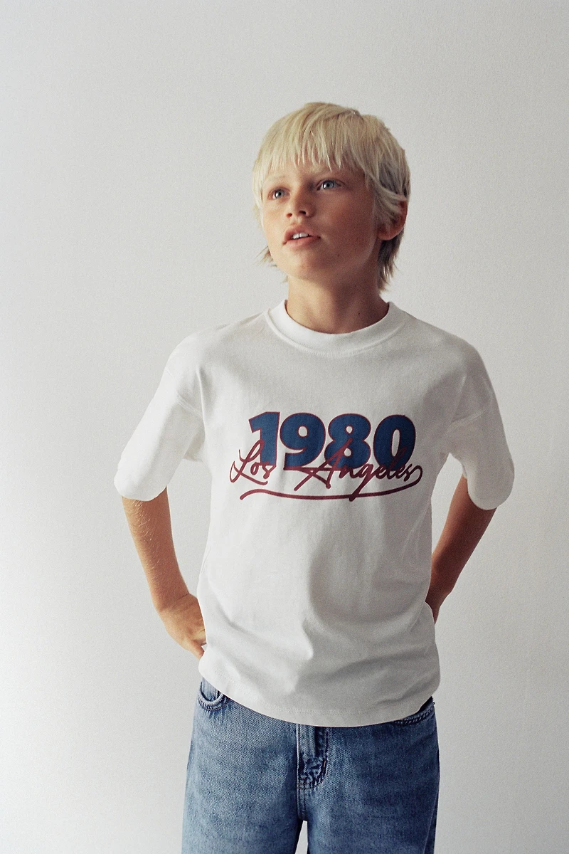T-SHIRT INSCRIPTION VARSITY
