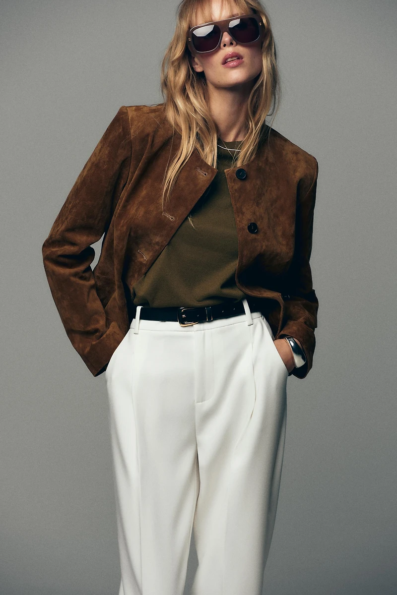 PANTALON À PINCES ET CEINTURE