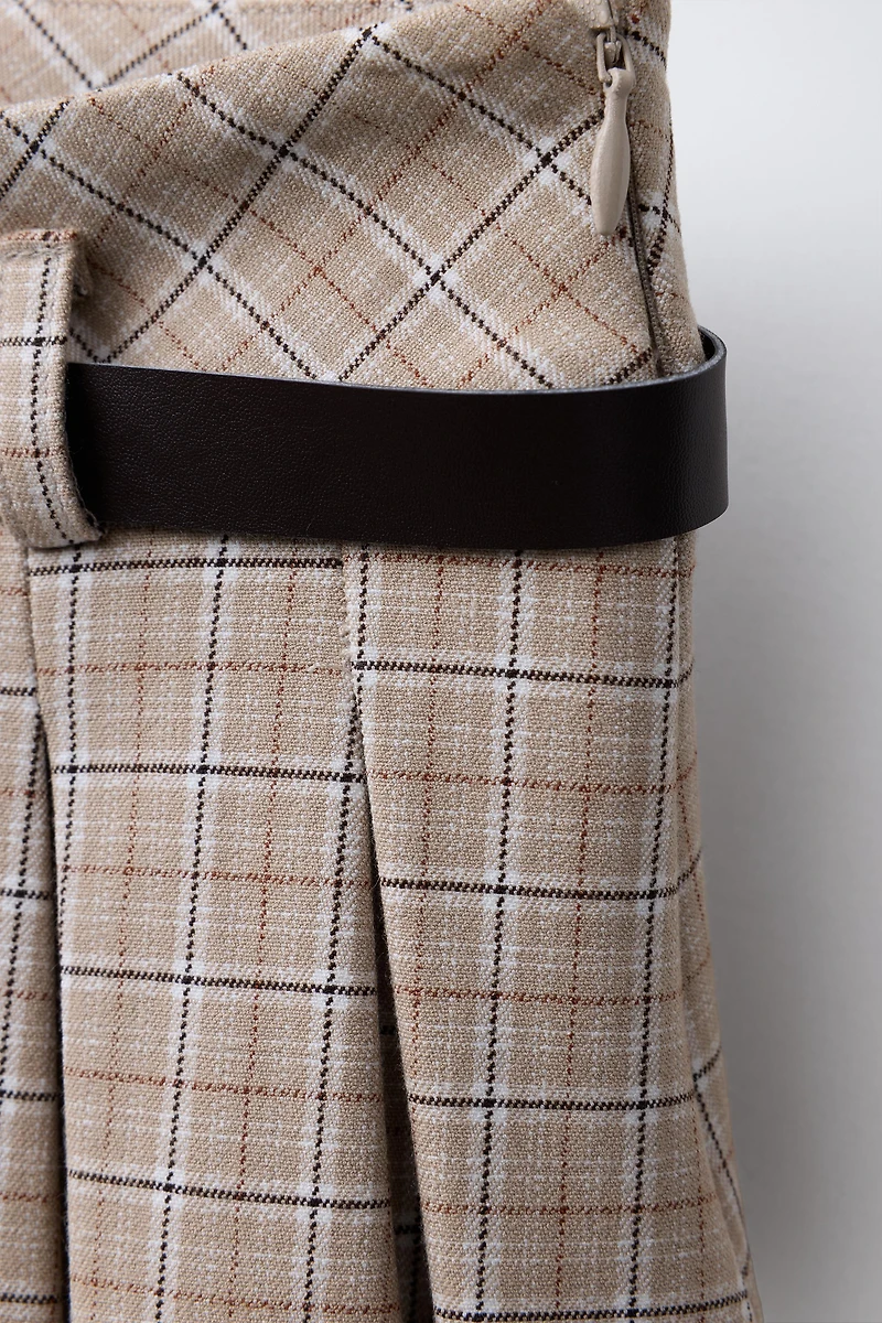 JUPE À PLIS PLATS AVEC CEINTURE