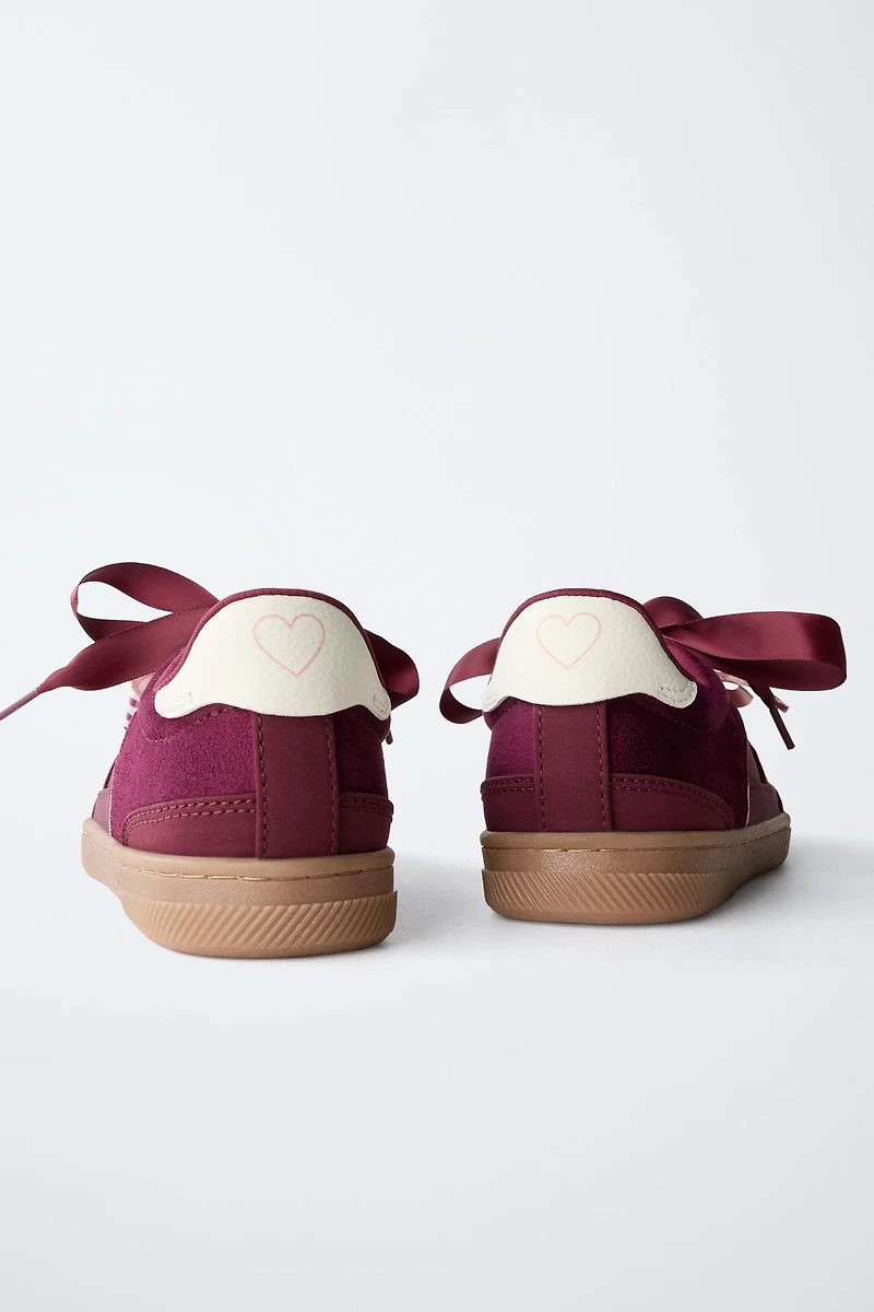 TENNIS OU BASKET DÉTAIL LACETS