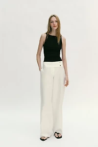 MINIMAL SLEEVELESS T-SHIRT