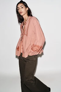 BLOUSE BRODERIES CONTRASTE