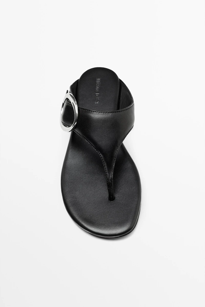 Leather sandals with metal ring