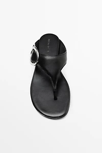 Leather sandals with metal ring