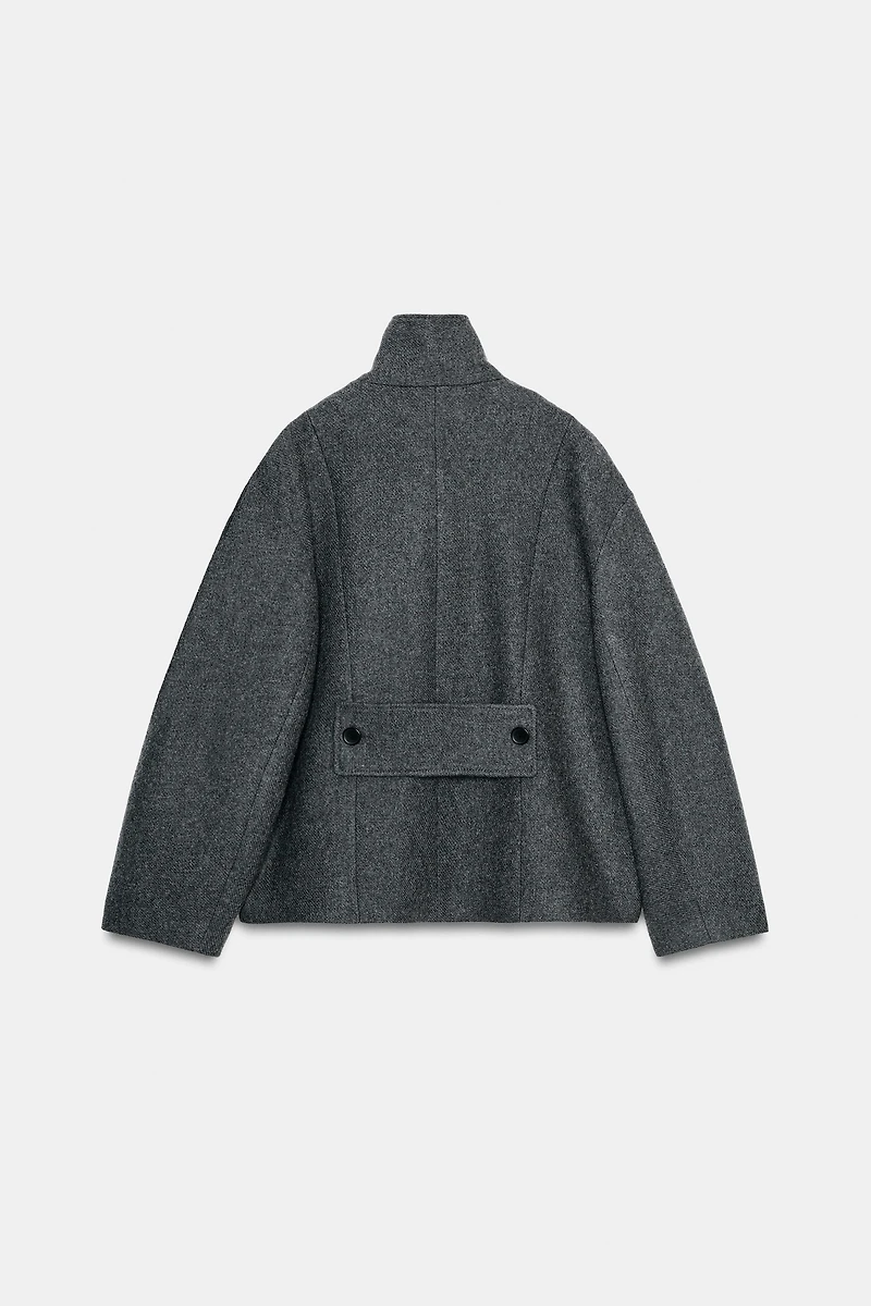 MANTEAU COURT EN LAINE À COL MONTANT