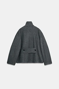 MANTEAU COURT EN LAINE À COL MONTANT