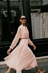 ROBE MIDI PLISSÉE CEINTURE