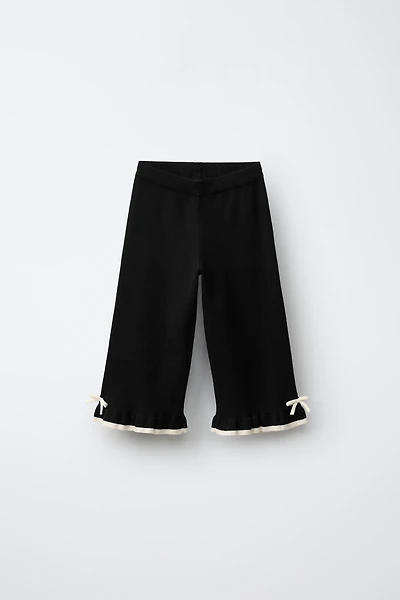 PANTALON EN MAILLE FLARE AVEC LACETS ET VOLANT