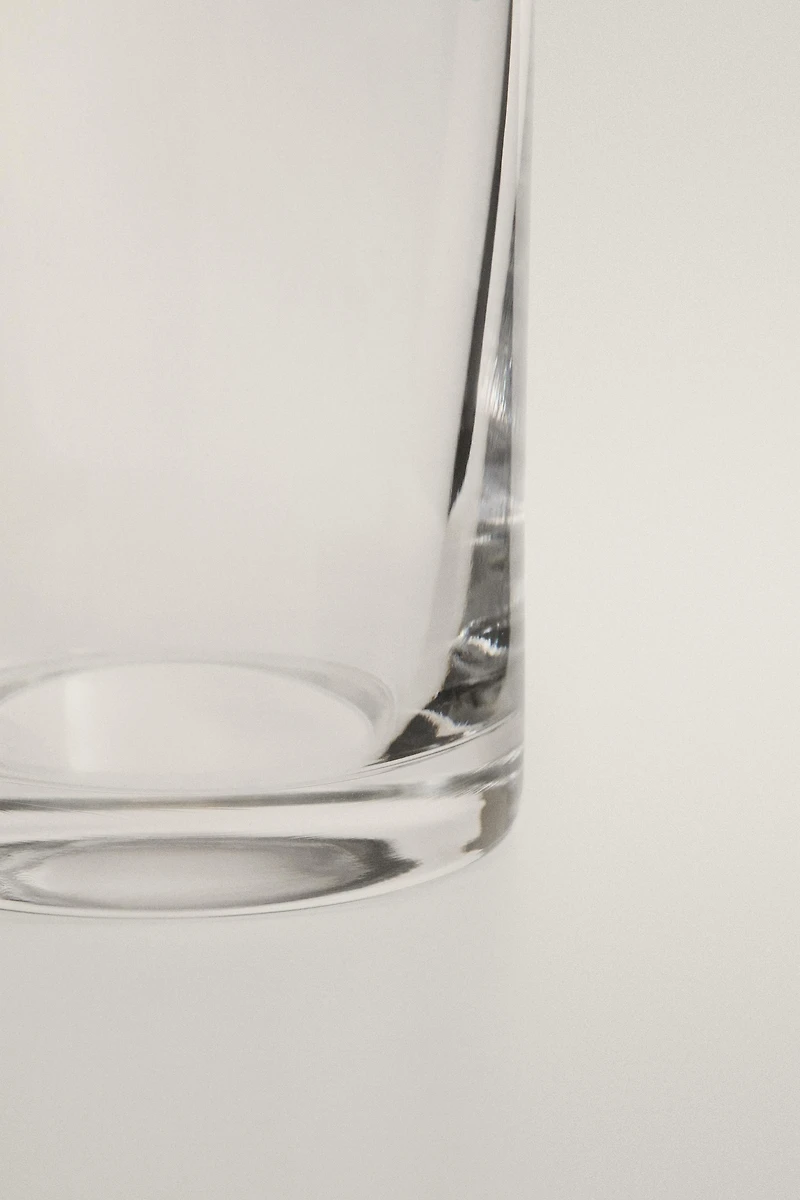 CRYSTALLINE PITCHER WITH CONTRAST HANDLE