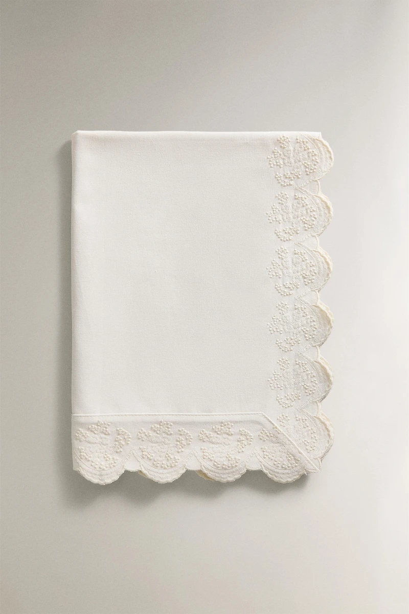 TABLE RUNNER WITH EMBROIDERED BLONDE LACE